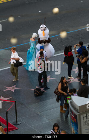 Hollywood Blvd, Los Angeles, Californie - Le 08 février : des gens habillés comme le caractère de Frozen Elsa et posant avec Olaf pour un tourisme Banque D'Images