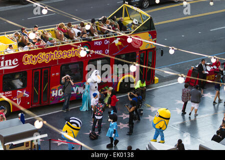 Hollywood Blvd, Los Angeles, Californie - Le 08 février : Les gens déguisés en personnages du film Elsa, Olaf et Tinker-bell posant avec tourist Banque D'Images