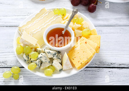 Fromages avec du miel et des raisins, de l'alimentation libre Banque D'Images