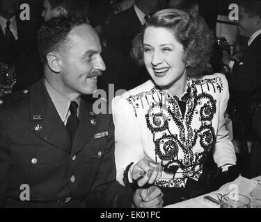 DARRYL ZANUCK producteur du film nous avec Norma Shearer à l'Oscars 1942 Banque D'Images