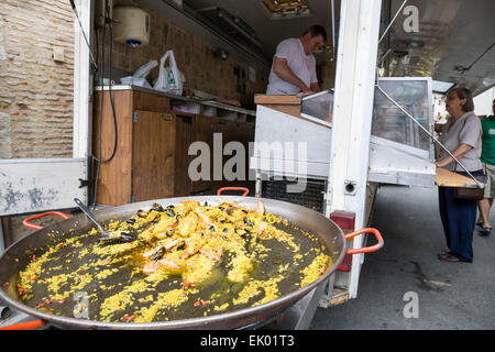 La Paella de fruits de mer plat de riz et de style dans une grande poêle sur un étal de marché à Eymet, France. Banque D'Images