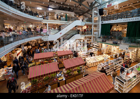 Eataly à l'intérieur. Magasin de multiples pour l'alimentation et des restaurants. Milano Italie Banque D'Images