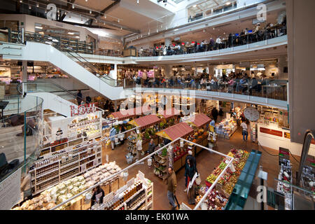 Eataly à l'intérieur. Magasin de multiples pour l'alimentation et des restaurants. Milano Italie Banque D'Images