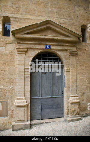 Portail sculpté de style classique avec des colonnes entourent et portico sur une maison à Sarlat, Dordogne. Banque D'Images