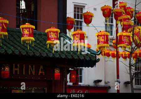 Célébration du Nouvel an chinois dans le quartier chinois de Londres, Angleterre. Lanternes colorées bordent les rues, des foules de personnes assistant à Banque D'Images