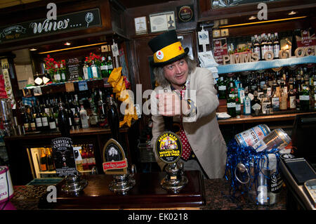 Monster Raving Loony partie Co-ALE-édition beer lancement en Weatherspoons pub à Stoke Newington, Knigel Knapp verser une pinte Banque D'Images