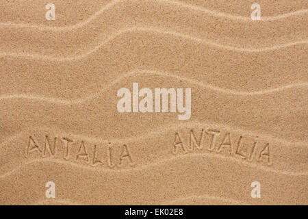Antalya inscription sur le sable ondulé, comme arrière-plan Banque D'Images