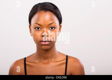 Jolie femme africaine face marquée avec des lignes de la chirurgie esthétique Banque D'Images