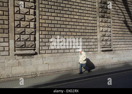 Un homme âgé en passant devant l'église de Bethléem le Rambla dels Estudis, Barcelone, Catalogne, Espagne Banque D'Images