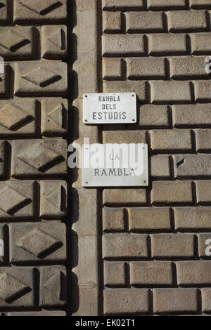 Des plaques de rue sur un mur de l'église de Bethléem le Rambla dels Estudis, La Rambla, Barcelone, Catalogne, Espagne Banque D'Images