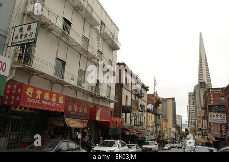 Vue sur le ciel gris, les restaurants de Regal Washington Street Magasin de bijoux à la Transamerica Pyramid, Chinatown, San Francisco Banque D'Images