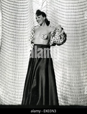 GYPSY ROSE LEE (1911-1970) artiste burlesque américain dans son striptease stage act 'les rues de Paris" au 1939 New York World's Fair Banque D'Images