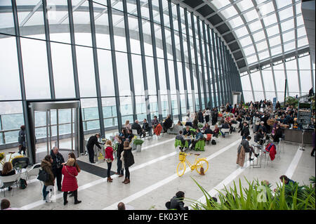 Londres, Royaume-Uni. 3 avril 2015. Même s'il pleut, les visiteurs affluent vers le ciel, un jardin public gallery en haut de 20 Fenchurch Street, autrement connu comme le 'talkie walkie' bâtiment. Crédit : Stephen Chung / Alamy Live News Banque D'Images