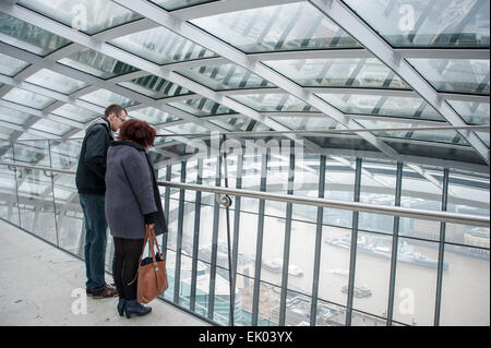 Londres, Royaume-Uni. 3 avril 2015. Même s'il pleut, les visiteurs affluent vers le ciel, un jardin public gallery en haut de 20 Fenchurch Street, autrement connu comme le 'talkie walkie' bâtiment. Crédit : Stephen Chung / Alamy Live News Banque D'Images