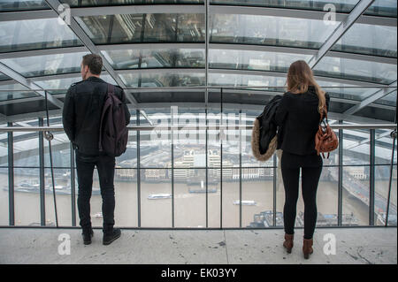 Londres, Royaume-Uni. 3 avril 2015. Même s'il pleut, les visiteurs affluent vers le ciel, un jardin public gallery en haut de 20 Fenchurch Street, autrement connu comme le 'talkie walkie' bâtiment. Crédit : Stephen Chung / Alamy Live News Banque D'Images