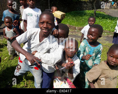 Enfants africains enthousiastes à Goma, République démocratique du Congo ( RDC ), enfants africains. Banque D'Images