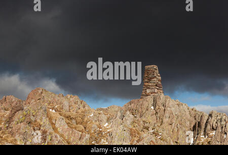 Le cairn du sommet sur place est tombé Banque D'Images