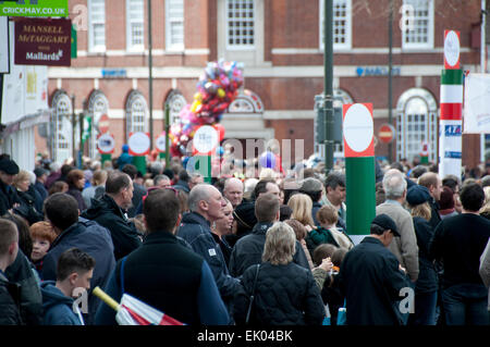 La foule à Horsham Piazza Italia festival Banque D'Images