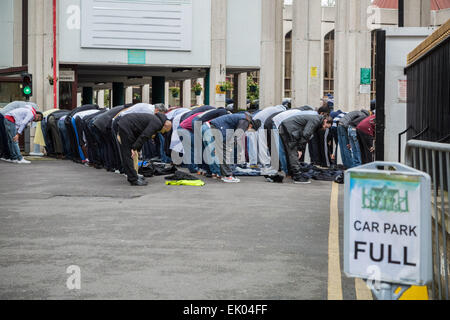 Londres, Royaume-Uni. 3 avril, 2015. Les musulmans y assister vendredi midi-prières à la London Central Mosque Crédit : Guy Josse/Alamy Live News Banque D'Images