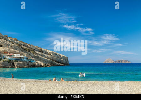 La baie de Messara à Matala, aux eaux turquoise, vue de la plage, la région d'Héraklion, Crète, Grèce. Banque D'Images