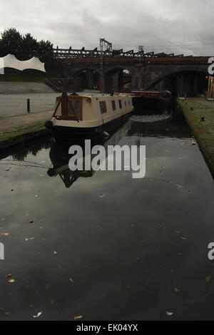 Ciel Grwy portrait, à la Direction générale de Salford et Great Northern viaducs, les chalands amarrés bassin du Canal Castlefield, Manchester, UK arm Banque D'Images