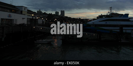 Coucher du Soleil vue twilight Bay Ferry bateau amarré Pier 41 en direction de gratte-ciel de Russian Hill, Fisherman's Wharf, San Francisco, États-Unis Banque D'Images