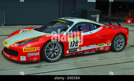 Blanc et Rouge Voiture de course Ferrari 458 Challenge Banque D'Images