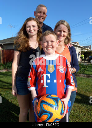 William Stuhlreyer, 15, porte un maillot du FC Bayern à son domicile à Alameda, Californie, en mars, avec sa famille qui va l'accompagner à Munich pour s'acquitter de son souhait de voir l'équipe jouer. Stuhlreyer, qui souffre d'un trouble génétique rare, obtiendra son rêve le 11 avril, lorsque le champ prendre Bayern contre Eintracht Francfort. Son parrain est la fondation Fais Un Voeu. Montré ici sont sa sœur Ellie, 17, mère Kim, 44 ans, et le père Tom, 45 ans, qui va s'envoler avec lui, dimanche, pour l'Allemagne. Photo : Barbara Munker/dpa Banque D'Images