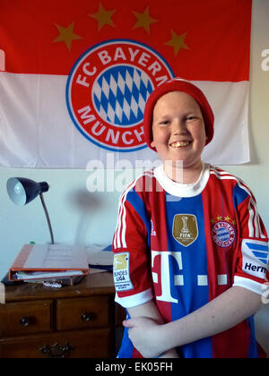 William Stuhlreyer, 15, porte un maillot du FC Bayern en face de l'équipe d'un drapeau à son domicile à Alameda, Californie, en mars, alors qu'il se prépare à réaliser son souhait de voir l'équipe jouer. Stuhlreyer, qui souffre d'un trouble génétique rare, obtiendra son rêve le 11 avril, lorsque le champ prendre Bayern contre Eintracht Francfort. Son parrain est la fondation Fais Un Voeu. Photo : Barbara Munker/dpa Banque D'Images