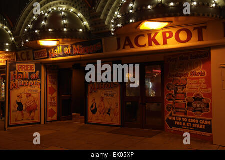 La lumière électrique les portes de la salle des miroirs et Jackpot Slots, Silcock's Fun Palace, Central Promenade, Blackpool Illuminations Banque D'Images