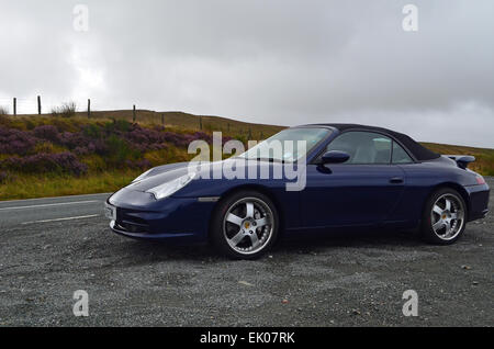 Porsche 996 Carrera 4 bleu Tiptronic S Cabriolet Banque D'Images