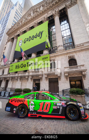 Pilote de voiture de course de NASCAR Danica Patrick en voiture à l'extérieur de la Bourse de New York décorée pour le premier jour de négociation pour l'IPO GoDaddy le Mercredi, Avril 1, 2015. Les 18 ans de l'entreprise technologie enregistre les noms de domaine, héberge des sites web et fournit une gamme de services technologiques pour les particuliers et les petites entreprises. (© Richard B. Levine) Banque D'Images