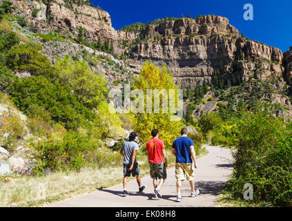 Les randonneurs en Glenwood Canyon venture vers Hanging Lake Trail Banque D'Images