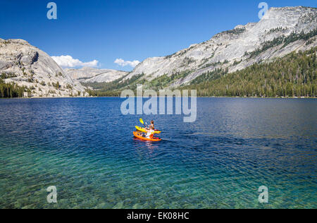 Les kayakistes dans Lac Tenaya à Yosemite National Park Banque D'Images