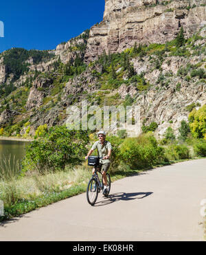 Cycliste pédales sur piste cyclable dans Glenwood Canyon, Colorado Banque D'Images