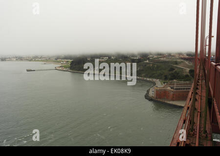 Vue du Golden Gate Bridge Club de la chaussée en direction de cordes et de Fort Point de péage plus de brouillard d'advection bluffs, San Francisco Banque D'Images