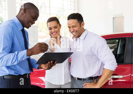 La voiture d'Afrique expliquant contrat de vente à l'achat d'une voiture ou deux Banque D'Images