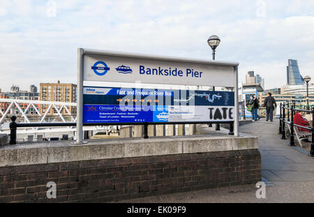 Panneau à l'entrée de Bankside Pier river boat station de bus sur la Tamise, Southwark, London SE1 près de la Tate Modern art gallery Banque D'Images