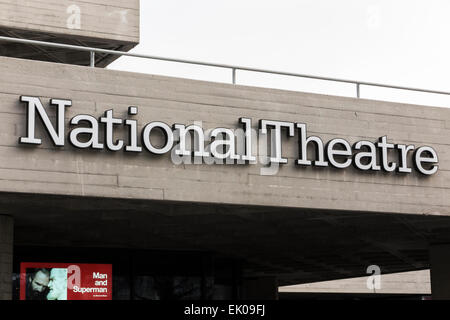 Théâtre National de son enseigne à haut niveau vu de la digue promenade Riverside, South Bank, Southwark, Lambeth / London, SE1, UK Banque D'Images