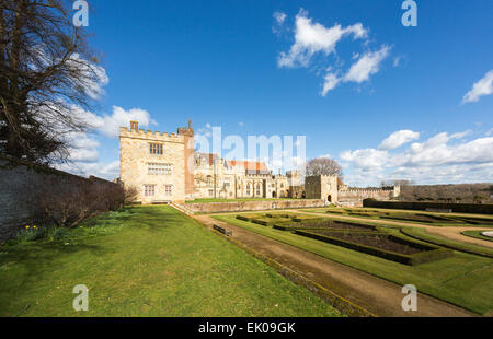 Penshurst Place, 14e siècle, siège de la famille de Sidney, près de Tonbridge, Kent, lors d'une journée ensoleillée avec un ciel bleu Banque D'Images