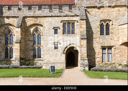 Porte d'entrée à Penshurst Place, une maison de campagne du 14ème siècle, le siège de la famille de Sidney, près de Tonbridge, Kent, UK Banque D'Images