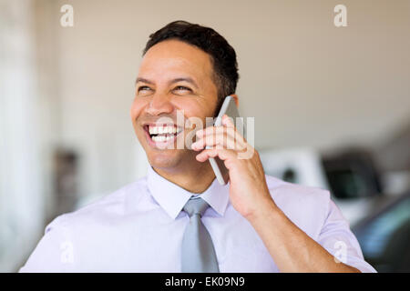 Cheerful businessman talking on cell phone Banque D'Images