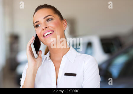 Voiture joyeuse vendeuse talking on cell phone Banque D'Images