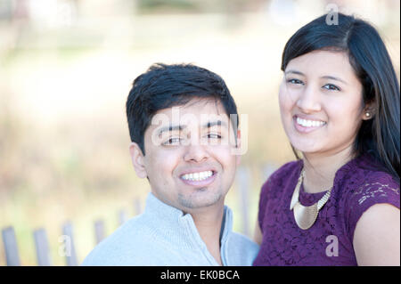 Les jeunes Indiens heureux couple Portrait Banque D'Images