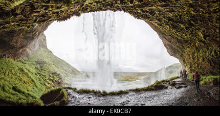 Vue panoramique à partir de derrière la cascade de Seljalandsfoss dans le sud de l'Islande. Banque D'Images