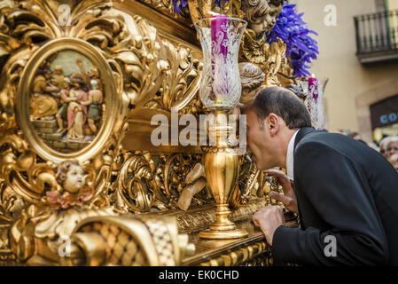 Barcelone, Catalogne, Espagne. 3ème apr 2015. Un frère de la confrérie de la 'Gran Poder et Macarena Esperanza' parle à l' "costaleros portant un 'Paso' religieux (float) au cours de la procession du Vendredi Saint à Barcelone. © Matthias Rickenbach/ZUMA/ZUMAPRESS.com/Alamy fil Live News Banque D'Images