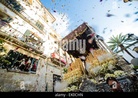 Jerez de la Frontera, Andalousie, Espagne, 03 avril, 2015 : La Vierge 'Del Valle' dans le "El Cristo de la expiración" fraternité, dans le cadre d'un bain de pétales de rose dans une procession dans les rues de Jerez de la Frontera pour commémorer la mort et la résurrection de Jésus Christ. Credit : Kiko Jimenez/Alamy Live News Banque D'Images