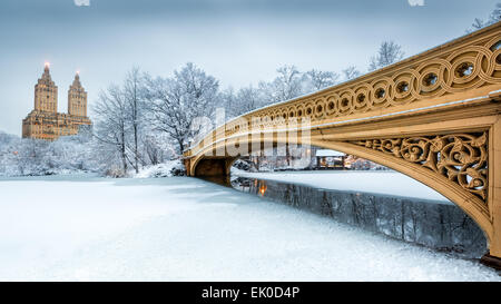 Pont Bow dans Central Park, NYC à l'aube, après une tempête de neige Banque D'Images