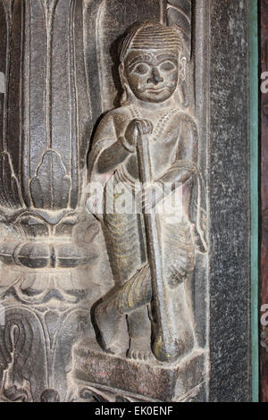 Sculpture sur les murs extérieurs du temple de Shiva. Ahilyabai Holkar fort, Maheswar, Khargone, Madhya Pradesh, Inde Banque D'Images