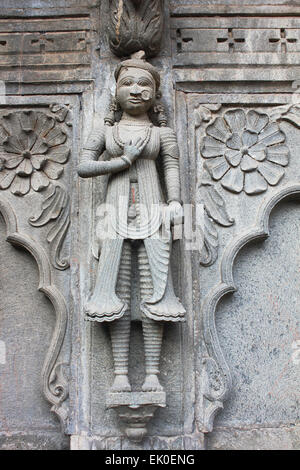 Sculpture sur les murs extérieurs du temple de Shiva. Ahilyabai Holkar fort, Maheswar, Khargone, Madhya Pradesh, Inde Banque D'Images